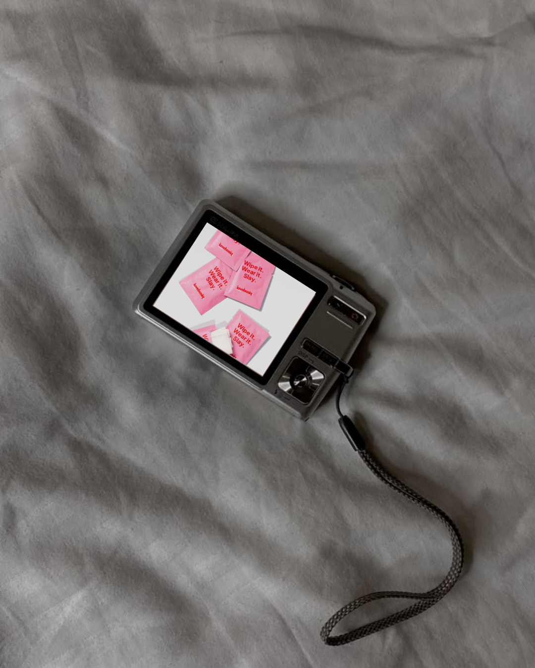 lovebasiq Smudge Wipes 20-pack- image in a camera